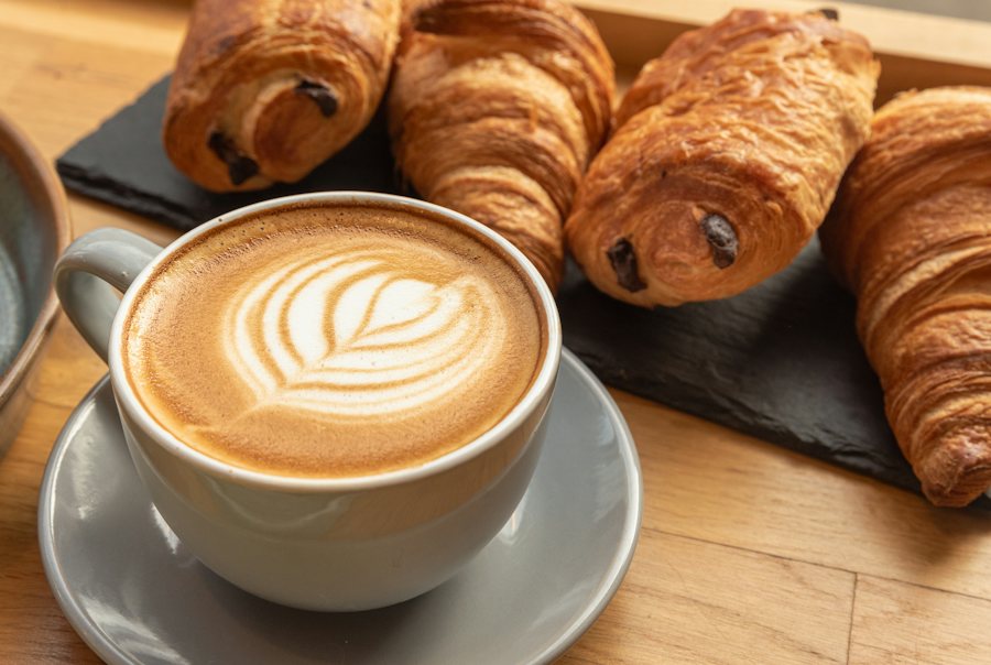 Latte con arte y croissants