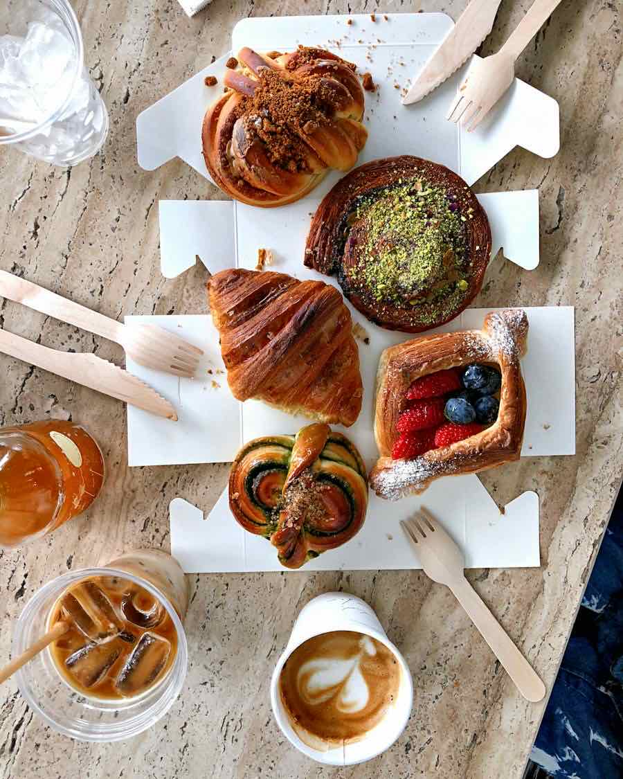 Pan dulce y café sobre la mesa