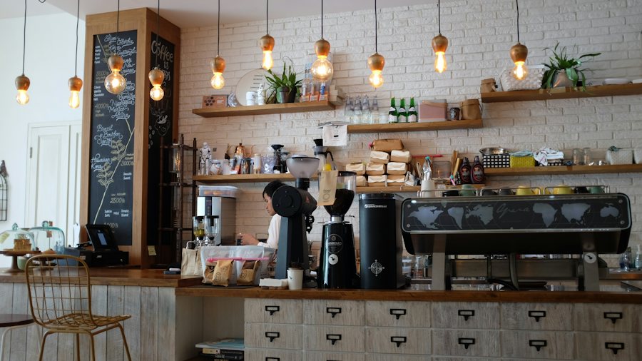 Barra de café con máquinas y lámparas