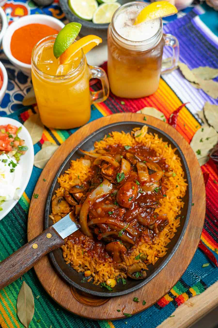 Platillo de carne en salsa con arroz sobre comal