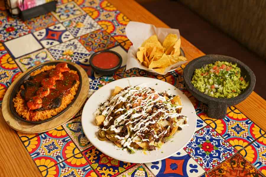 Mesa con platillos mexicanos, totopos y guacamole