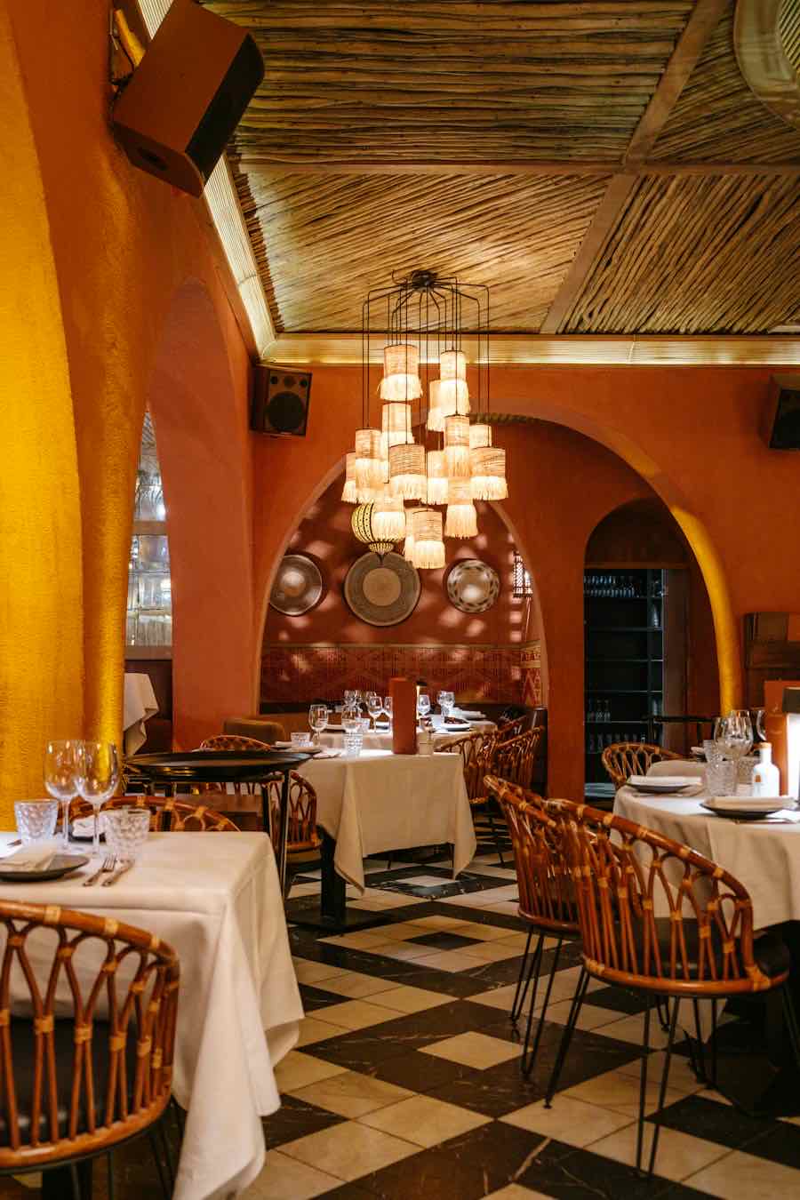 Comedor con sillas de ratán y lámpara colgante